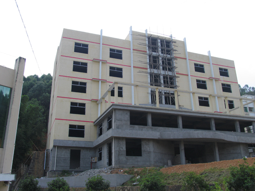 虹潤公司新建的科研生產(chǎn)綜合大樓順利封頂